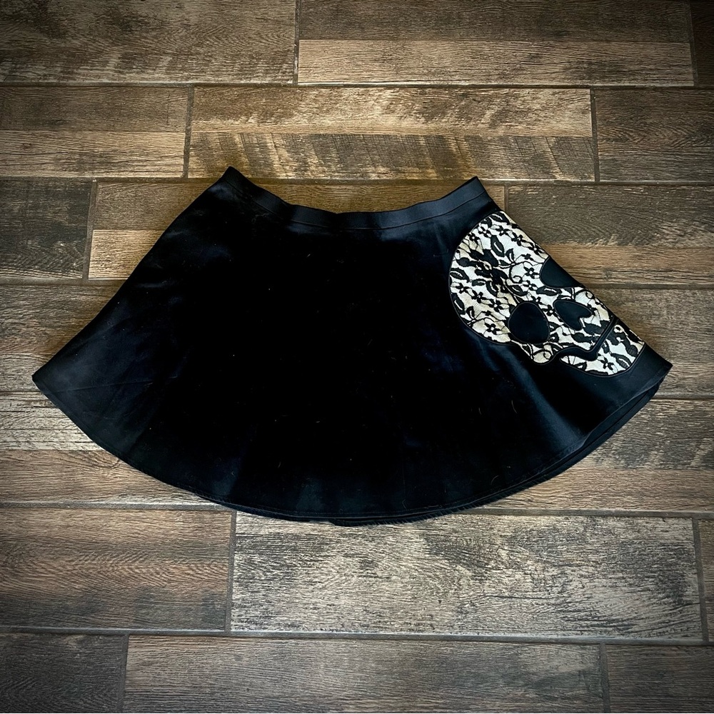 Hot Topic black skirt with large lace skull appliqué XL
